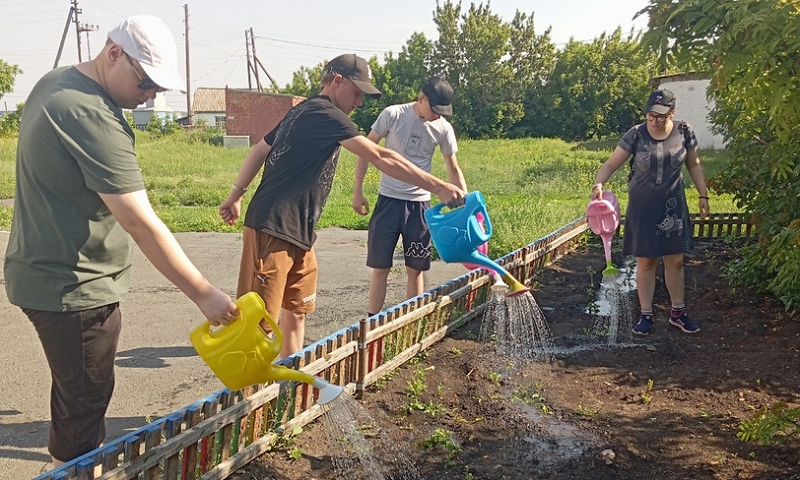 Работа на пришкольном участке.